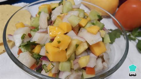 Foto cenital de un bowl de ceviche colorido con trozos de mango, aguacate y camarones picados