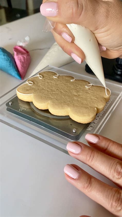 Esquema de preparación de royal icing, mostrando los ingredientes y el proceso de mezcla