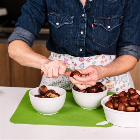 Infografía detallando el corte y la cocción de las castañas para facilitar su pelado