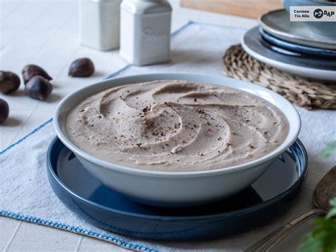 Fotografía de un puré de castañas recién triturado, mostrando su textura cremosa