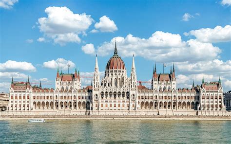 Fachada principal del Parlamento de Budapest con el río Danubio al frente