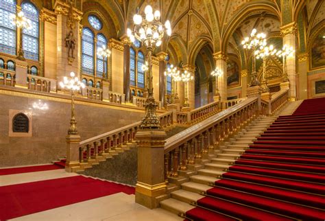 Escalera principal del Parlamento de Budapest con leones y frescos