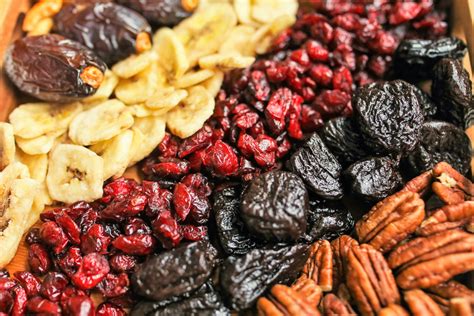 imagen de frutas frescas y frutos secos como alternativa de snack saludable