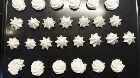 Brownie de castañas con crema chantilly y decoraciones