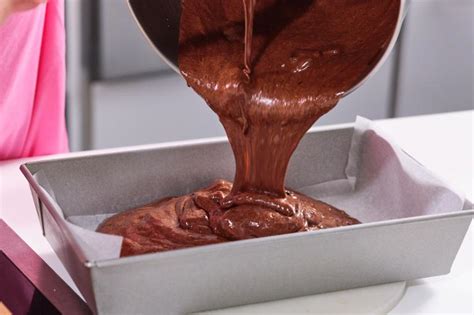 Molde de brownie sumergido en un baño de agua helada