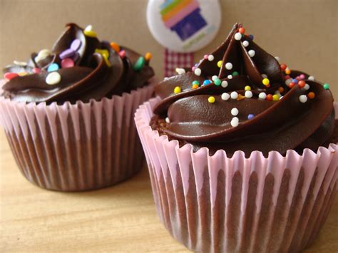 fotografía de cupcakes de chocolate decorados con glaseado y chispas de colores