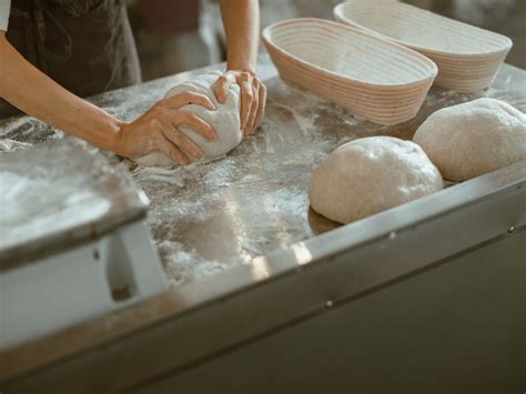 Infografía paso a paso: mezclado de ingredientes, amasado, reposo y técnica de corte circular para los discos.