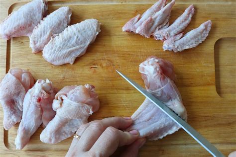 Infografía que muestra el proceso de limpieza, secado y salpimentado de las alitas de pollo