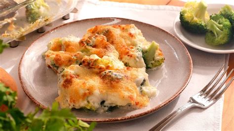 Plato de brócoli gratinado con queso derretido, listo para servir