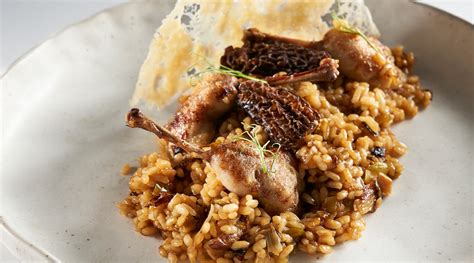 Imagen de un plato de arroz con perdiz emplatado