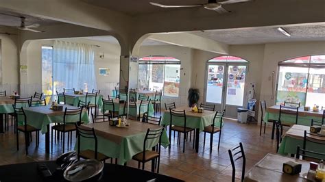 Vista exterior del Restaurante Rincón Marino con señalización de áreas para fumadores y no fumadores