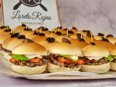Montaje de bandejas de tapaditos de pollo variados, resaltando la presentación cuidada y la diversidad de rellenos.