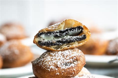 Galletas Oreo fritas terminadas y espolvoreadas con azúcar glas