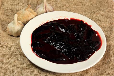 Ingredientes para preparar Blodpudding, incluyendo sangre de cerdo, cebolla, harina y especias.
