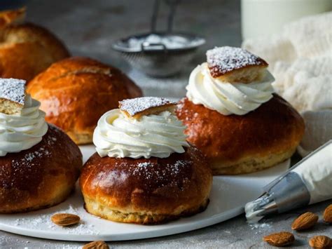 Selección de dulces suecos tradicionales, incluyendo semlor y bollos de cardamomo.