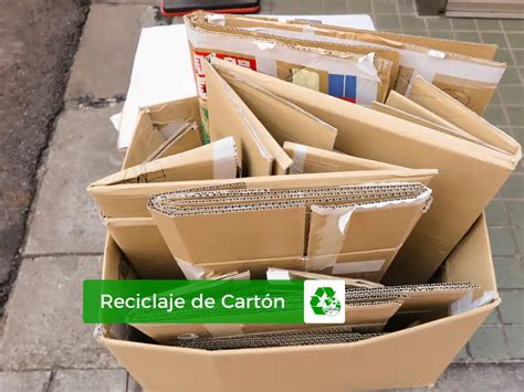 Infografía comparativa de materiales para cajas de reparto (cartón, plástico, aluminio)