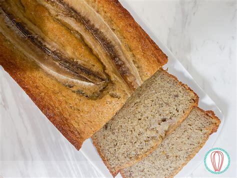 foto de un banana bread cortado en rebanadas, mostrando su miga húmeda y esponjosa