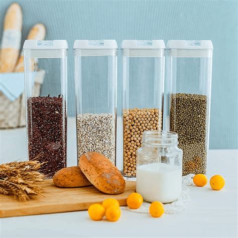 recipiente hermético mostrando el banana bread conservado en buen estado