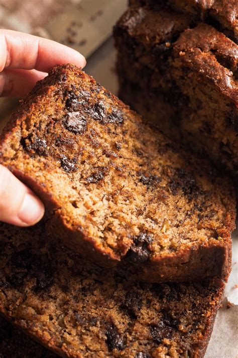 collage de diferentes versiones de banana bread: con nueces, marmoleado de chocolate, marmoleado de queso crema y versión integral