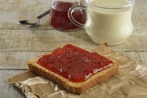 Infografía con los pasos de preparación del pan tostado con mermelada.