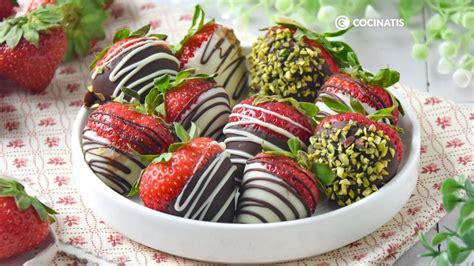 Foto de fresas con chocolate bellamente decoradas en un plato
