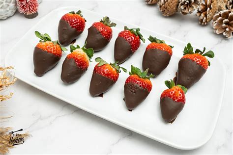 Secuencia de fotos de la preparación de fresas con chocolate (lavado, derretido, inmersión, decoración)