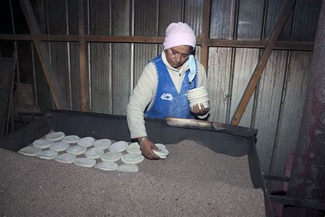 Mujeres preparando tortillas de rescoldo en Laraquete