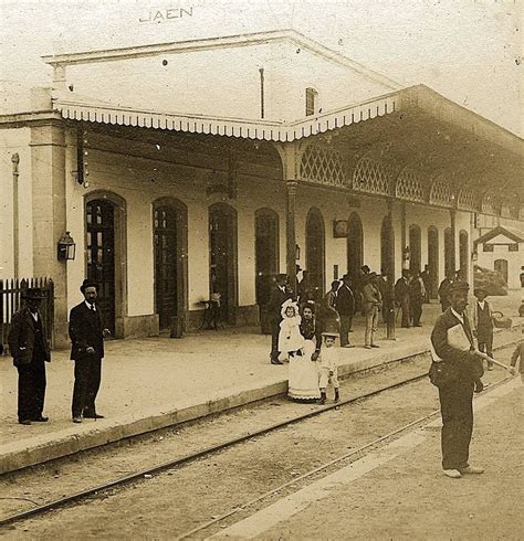 Fotografía antigua de una estación de tren con vendedores