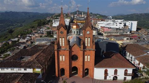 Fotografía panorámica de la plaza principal de Anserma con la Iglesia de Santa Bárbara de fondo.