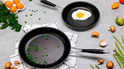 Utensilios de cocina como un buen cuchillo y una sartén antiadherente son esenciales para preparar esta receta de forma eficiente.