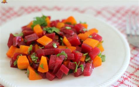 Foto de una vibrante ensalada de remolacha y zanahoria con huevo
