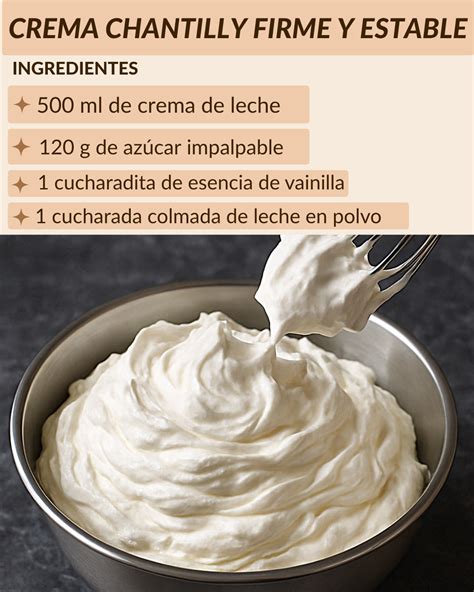 Un bol con crema de leche fría y unas varillas eléctricas, ilustrando los ingredientes principales para la crema chantilly