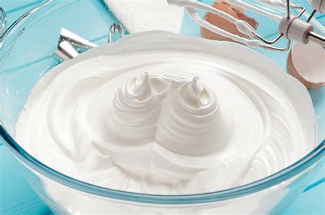 Claras de huevo batidas a punto de nieve en un bol de cristal