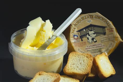 Ilustración de una mantequilla artesanal recién hecha.