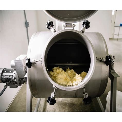 Maquinaria industrial para la producción de mantequilla, incluyendo batidoras y centrífugas.