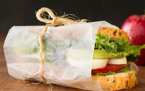 Boceto de una mantequilla casera enrollada en papel encerado.