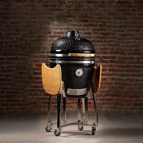 Asador criollo Kamado en un jardín, con comida cocinándose