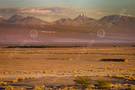Paisaje árido del norte de Chile con montañas y vegetación escasa