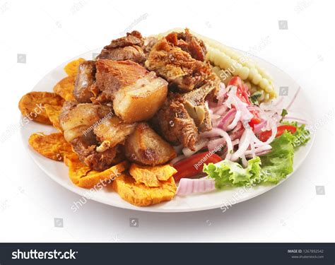 Plato de chicharrón de papa con carne de llama o cordero, acompañado de papas cocidas y ensalada