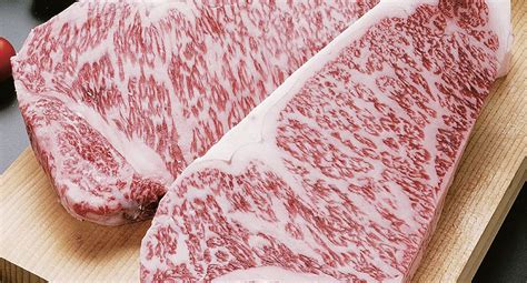 Imagen de un corte de Wagyu mostrando un marmoleo intenso y uniforme.