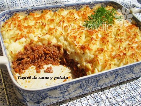 Esquema de las capas de un pastel de patata y carne, mostrando la base de carne y la cobertura de puré