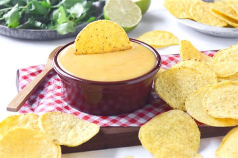 Imagen de los ingredientes para salsa cheddar: queso cheddar, leche, mantequilla, harina, mostaza, pimentón, sal, pimienta y jalapeño