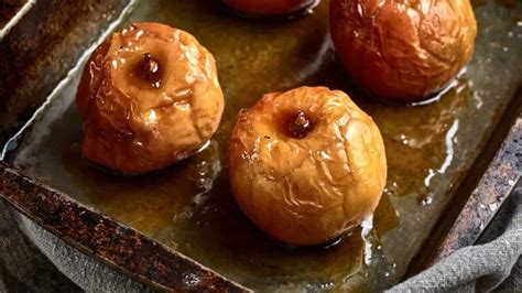 Ilustración de manzanas horneadas listas para servir con una porción de crema.
