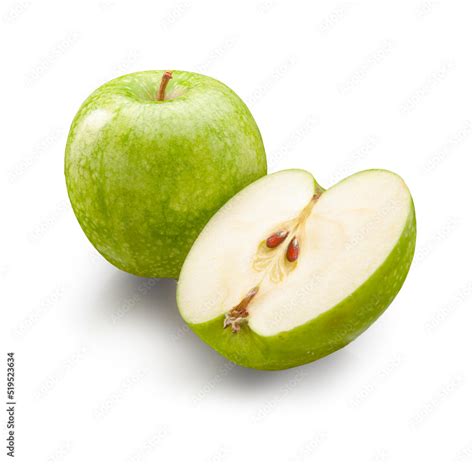 Manzana verde cortada junto a una manzana entera
