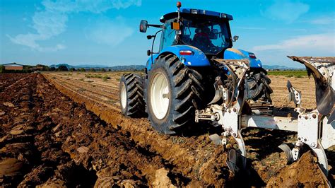 Tractor realizando labores de labranza profunda en un campo