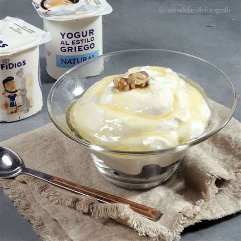 Ilustración de los ingredientes básicos para la mousse: yogur griego, nata, gelatina y cítricos.