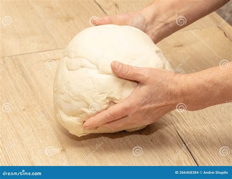 Imagen de una porción de masa de harina lista para ser amasada