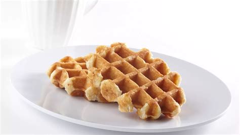 Comparativa visual entre un waffle belga (profundo y aireado) y un waffle americano (más delgado).