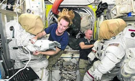 Fotografía de un astronauta en la Estación Espacial Internacional mostrando un sistema de reciclaje de agua