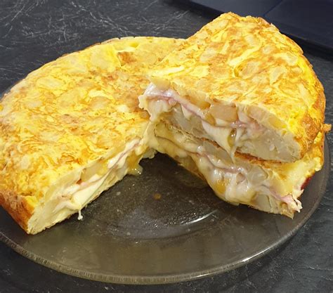 Tortilla de papa con queso cremoso recién hecha y cortada